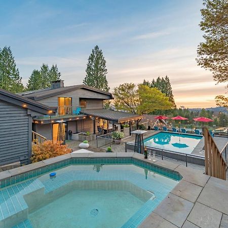 Grouse Cheerful Large Private Bedroom, Bath, Shared Deck, Pool, Hot Tub North Vancouver Buitenkant foto