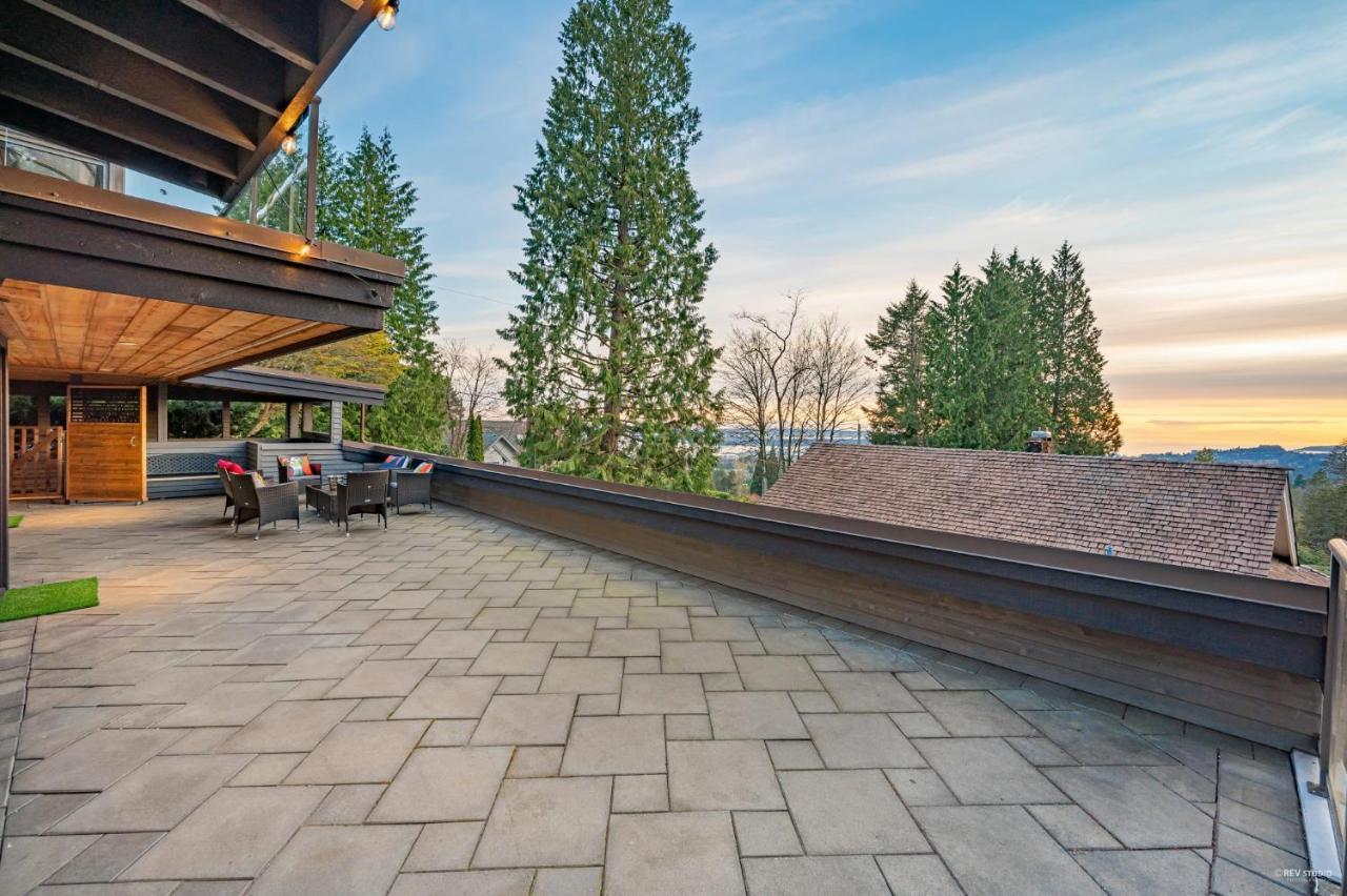 Grouse Cheerful Large Private Bedroom, Bath, Shared Deck, Pool, Hot Tub North Vancouver Buitenkant foto
