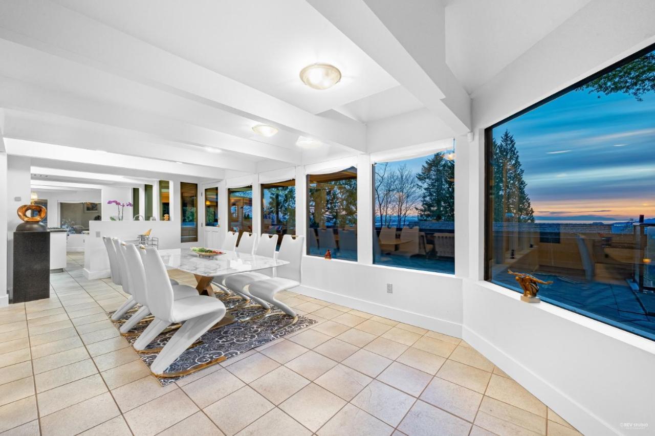 Grouse Cheerful Large Private Bedroom, Bath, Shared Deck, Pool, Hot Tub North Vancouver Buitenkant foto