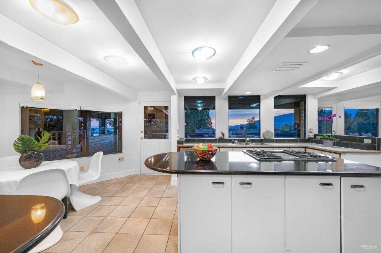 Grouse Cheerful Large Private Bedroom, Bath, Shared Deck, Pool, Hot Tub North Vancouver Buitenkant foto