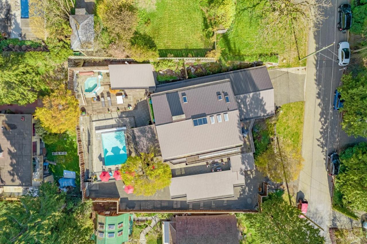 Grouse Cheerful Large Private Bedroom, Bath, Shared Deck, Pool, Hot Tub North Vancouver Buitenkant foto