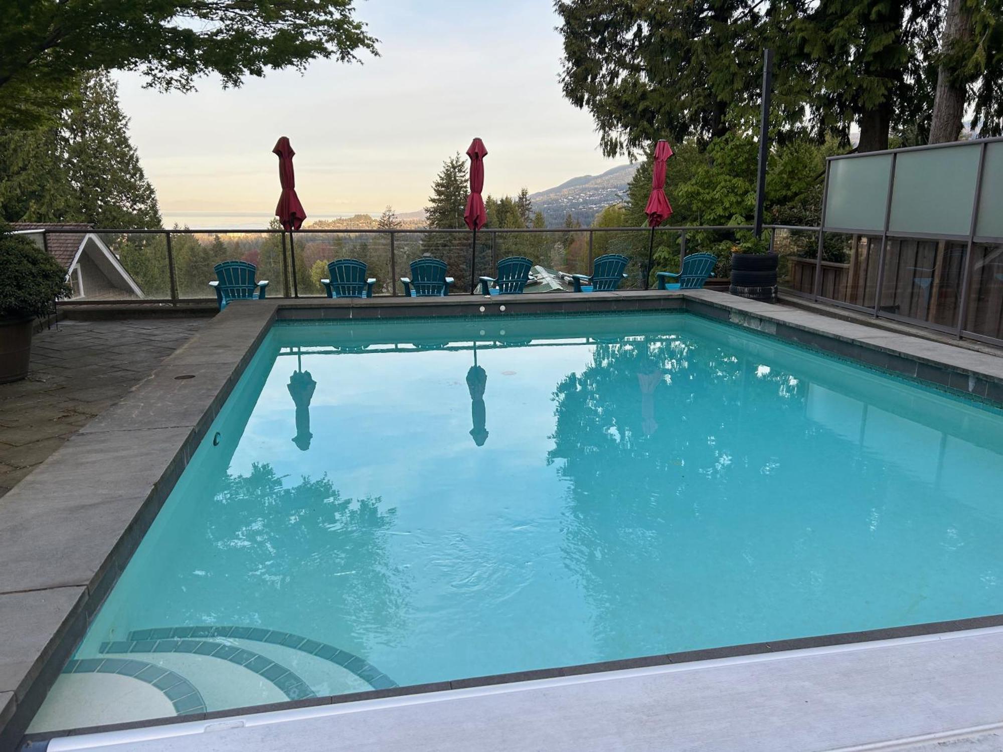 Grouse Cheerful Large Private Bedroom, Bath, Shared Deck, Pool, Hot Tub North Vancouver Buitenkant foto