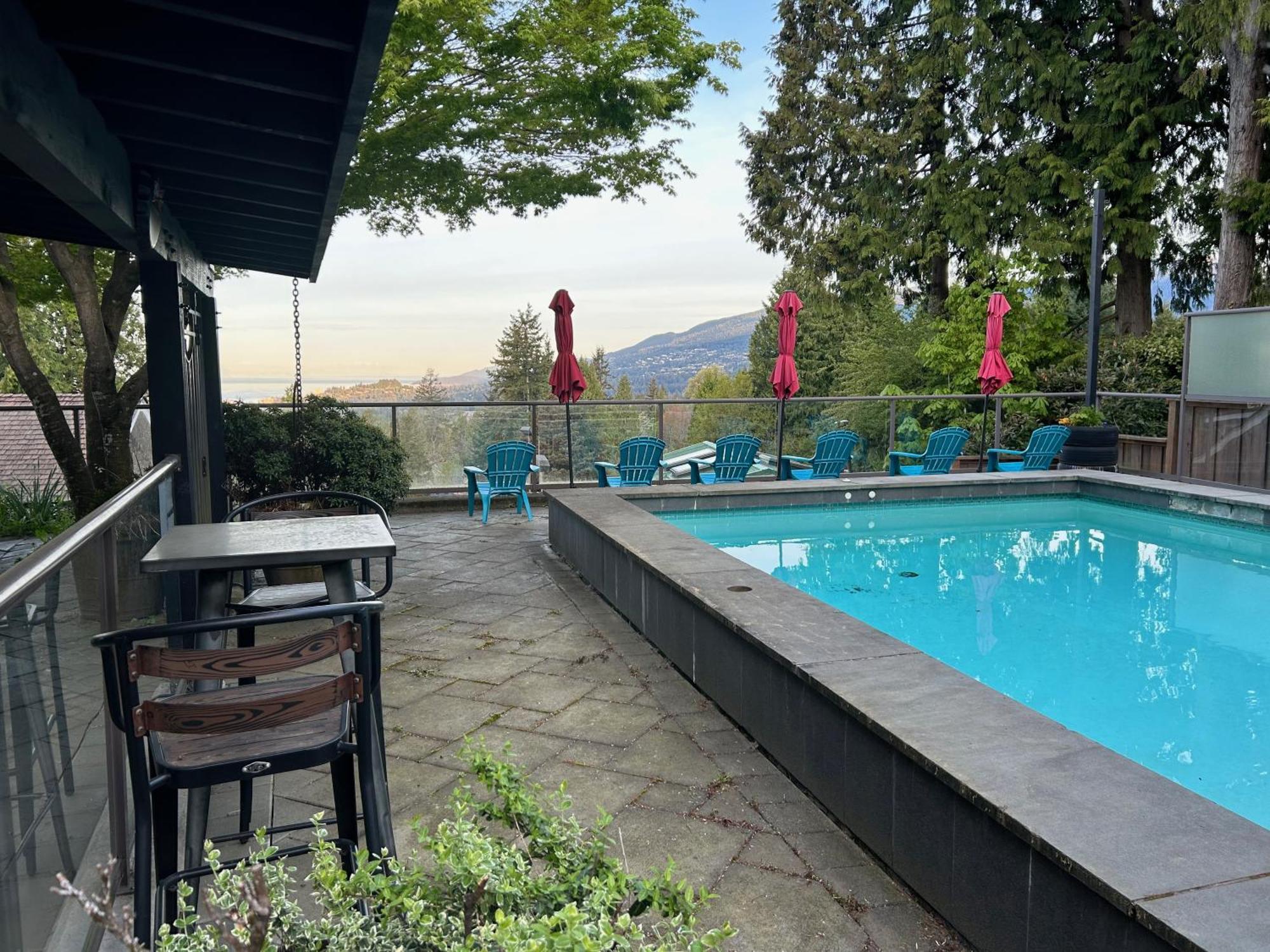 Grouse Cheerful Large Private Bedroom, Bath, Shared Deck, Pool, Hot Tub North Vancouver Buitenkant foto
