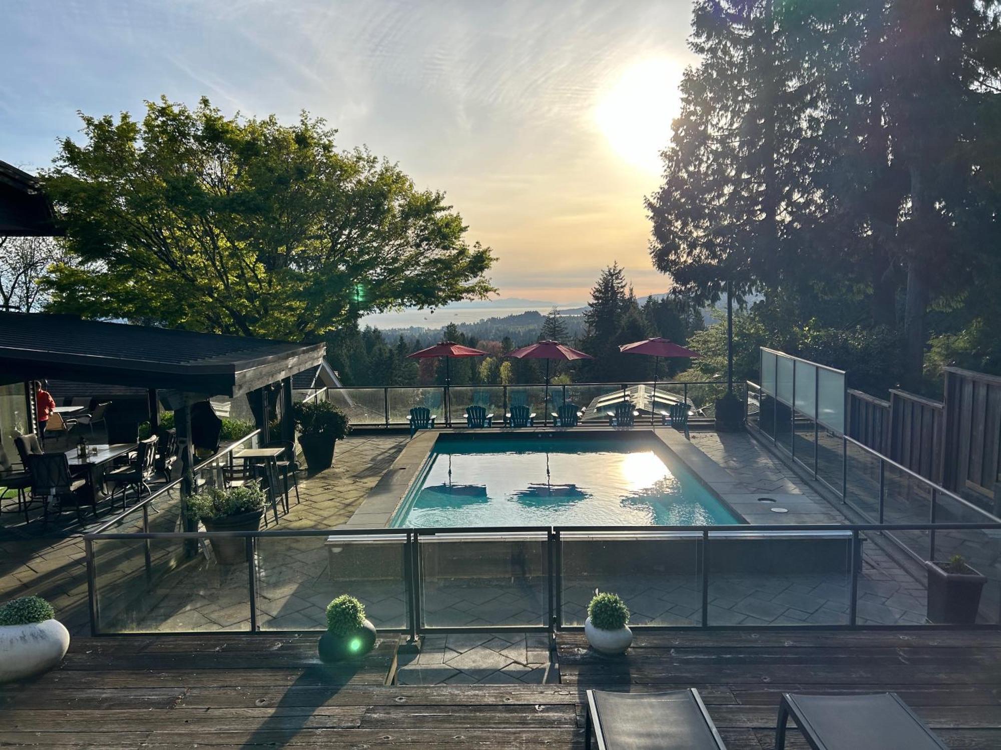 Grouse Cheerful Large Private Bedroom, Bath, Shared Deck, Pool, Hot Tub North Vancouver Buitenkant foto