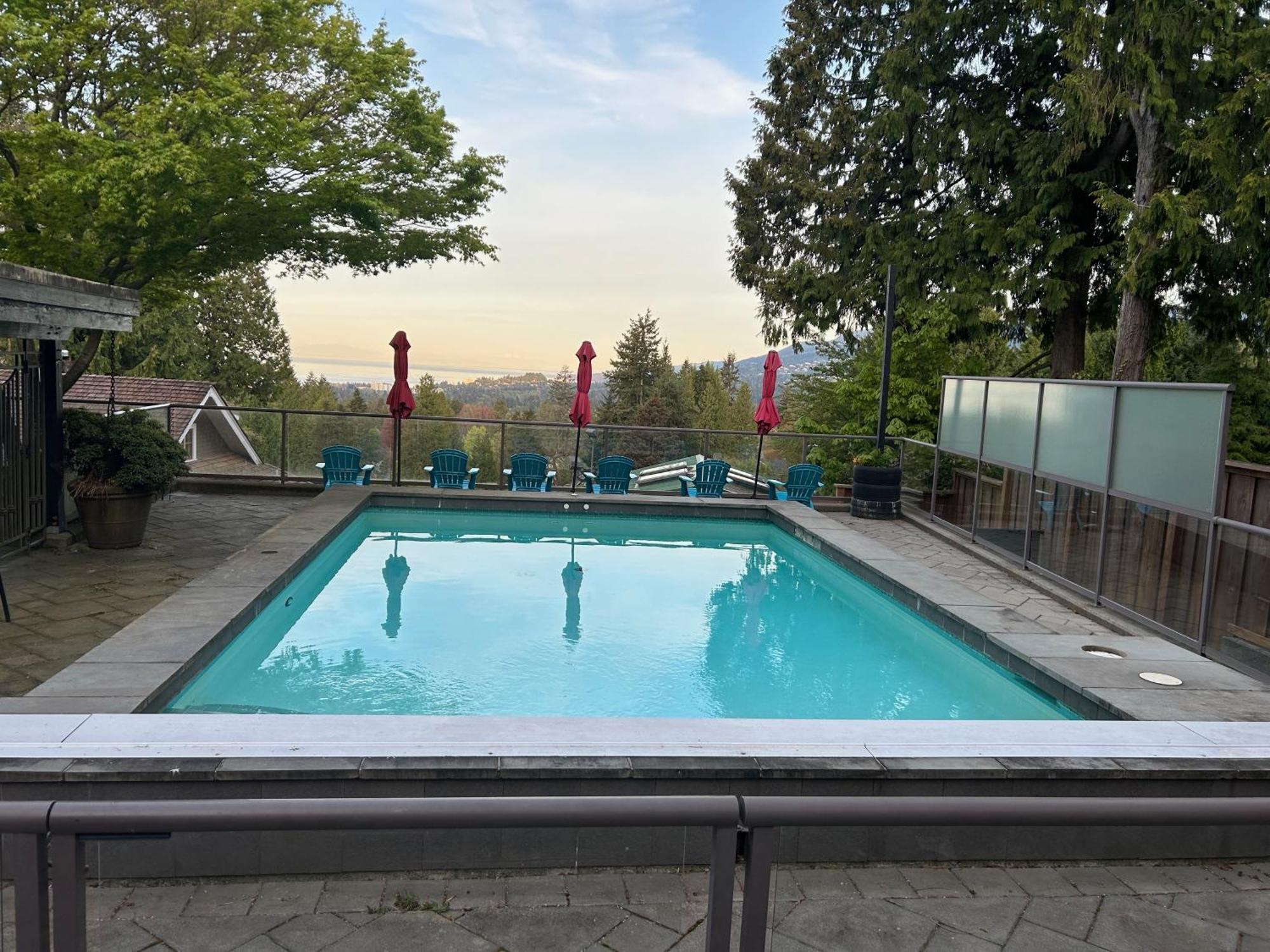 Grouse Cheerful Large Private Bedroom, Bath, Shared Deck, Pool, Hot Tub North Vancouver Buitenkant foto
