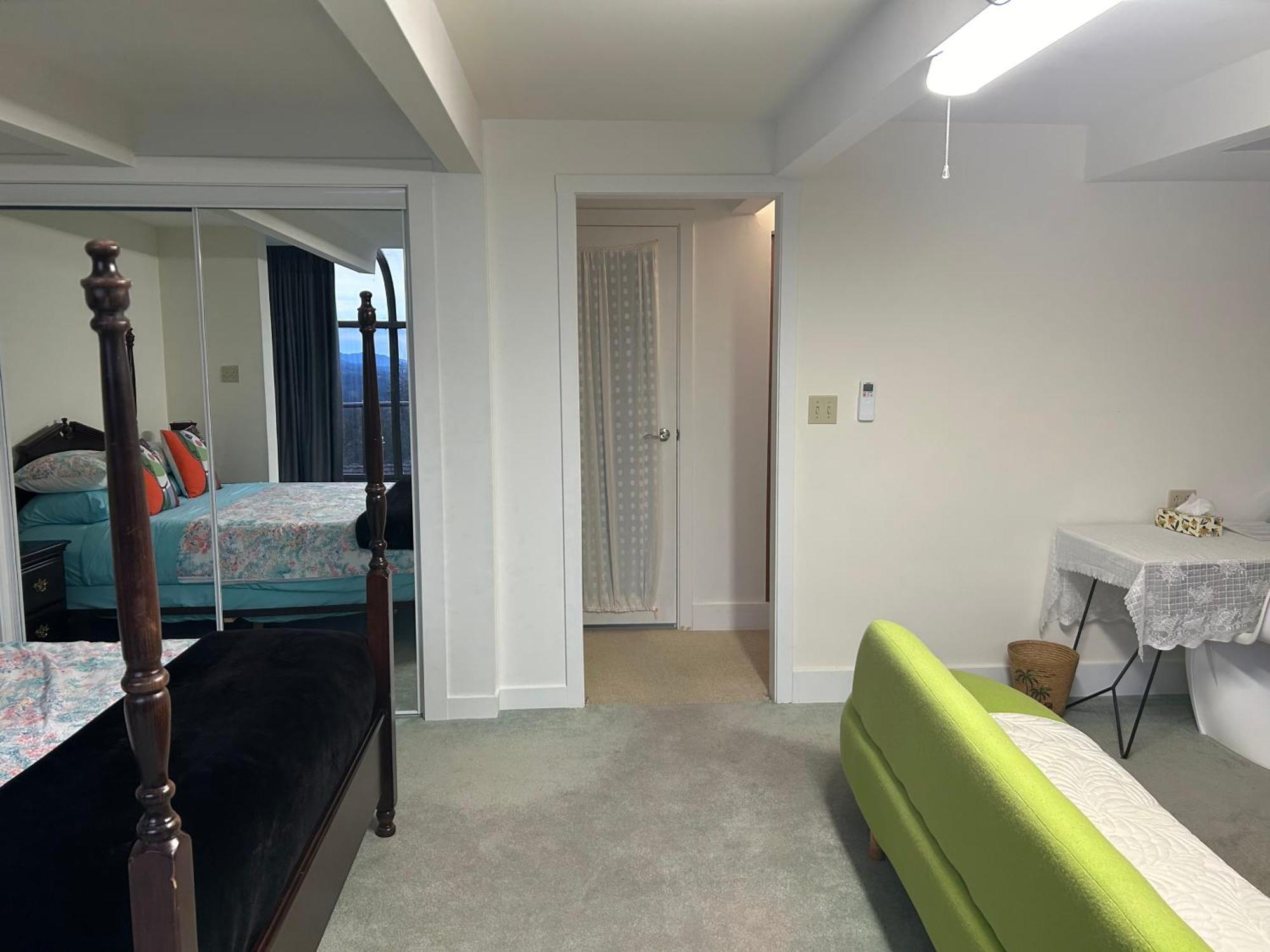Grouse Cheerful Large Private Bedroom, Bath, Shared Deck, Pool, Hot Tub North Vancouver Buitenkant foto