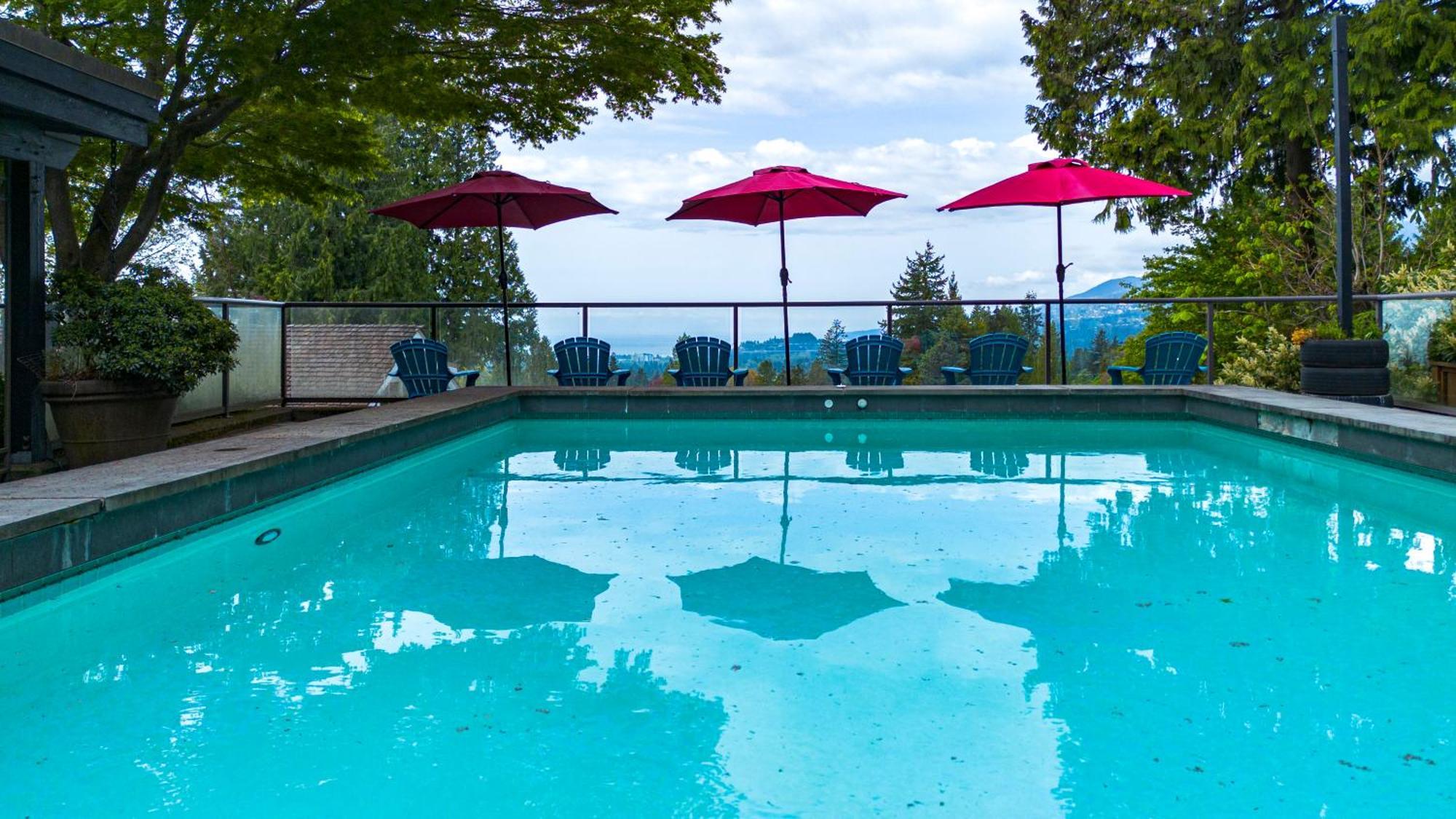 Grouse Cheerful Large Private Bedroom, Bath, Shared Deck, Pool, Hot Tub North Vancouver Buitenkant foto