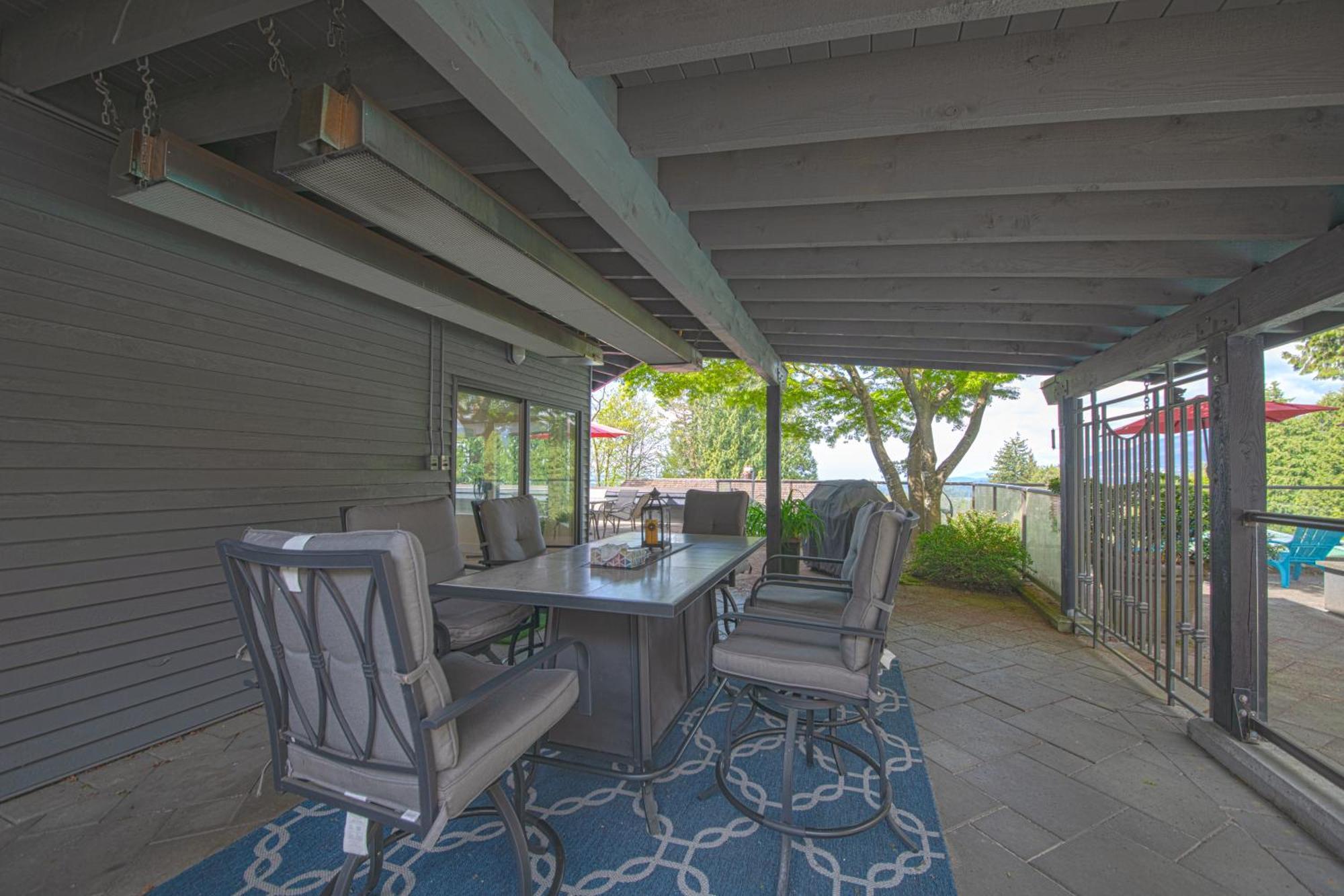 Grouse Cheerful Large Private Bedroom, Bath, Shared Deck, Pool, Hot Tub North Vancouver Buitenkant foto