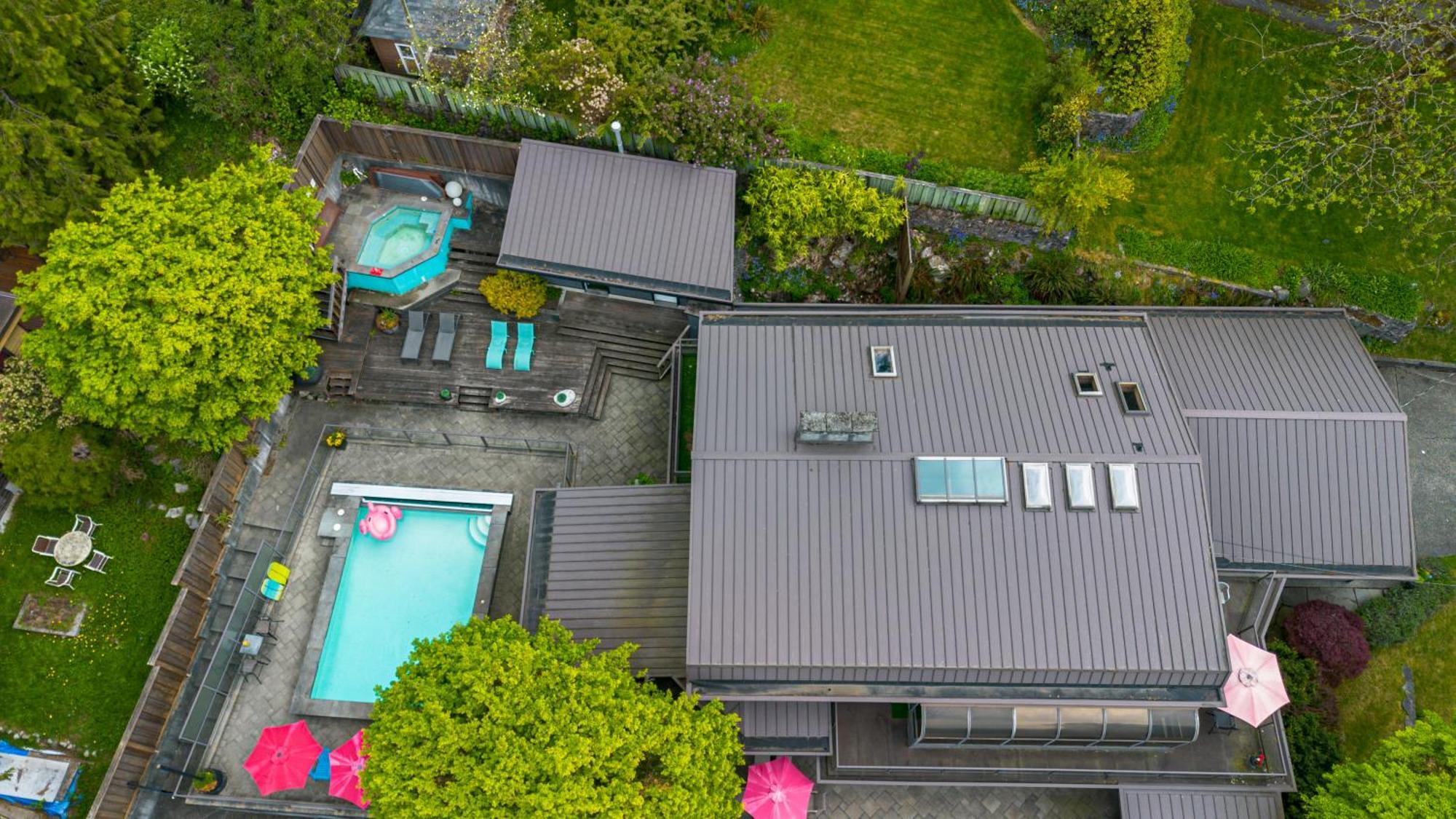 Grouse Cheerful Large Private Bedroom, Bath, Shared Deck, Pool, Hot Tub North Vancouver Buitenkant foto
