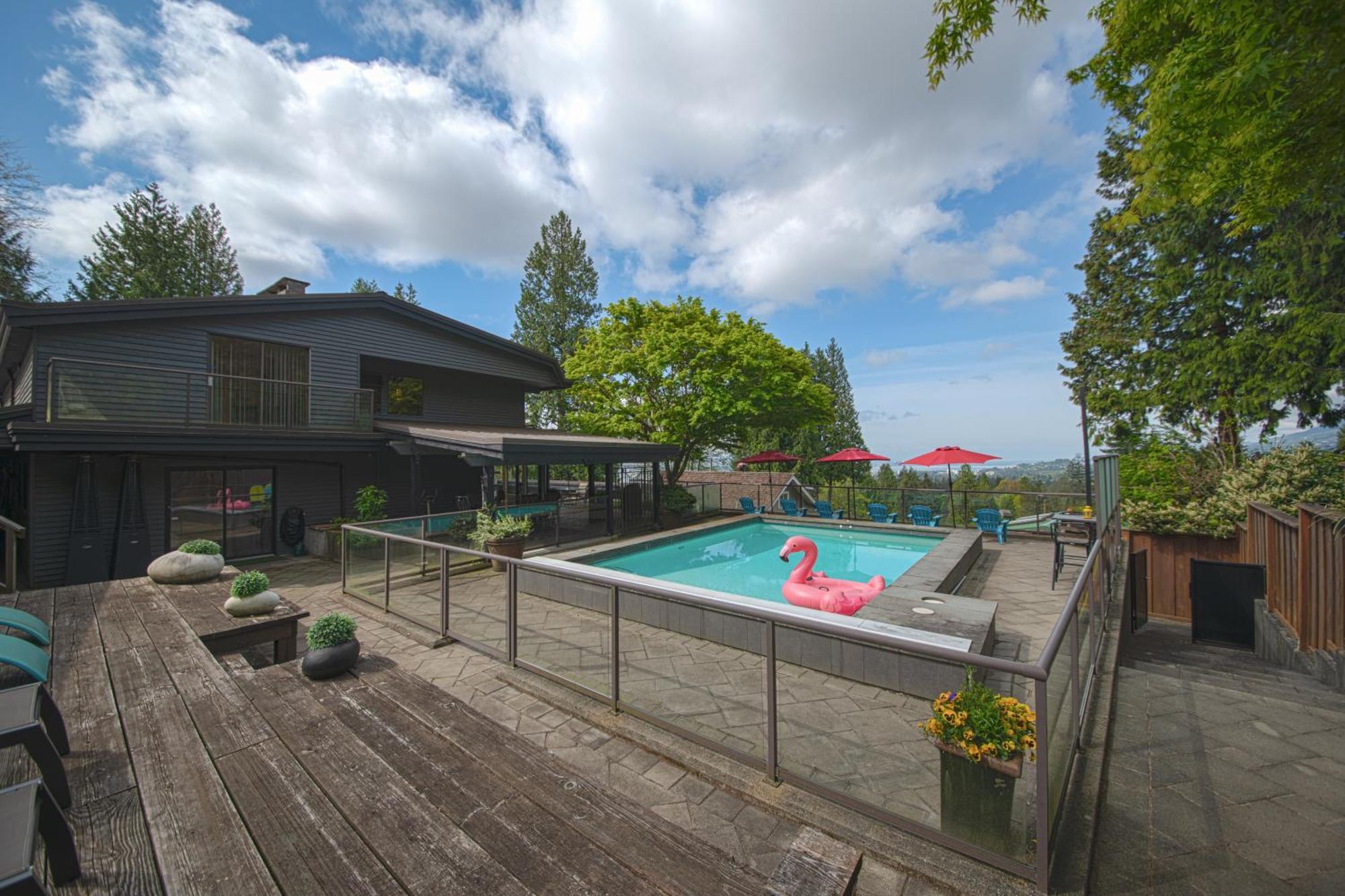 Grouse Cheerful Large Private Bedroom, Bath, Shared Deck, Pool, Hot Tub North Vancouver Buitenkant foto